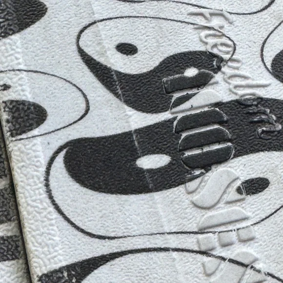 Freedom Moses, Ying, Yang, black and white slides size 4 girls - Picture 8 of 11